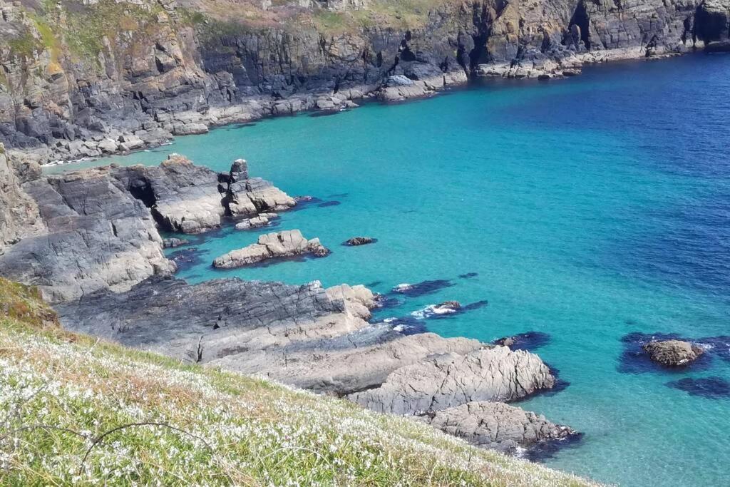 Farm Accommodation - The Lizard Peninsula, Cornwall 赫尔斯顿 外观 照片